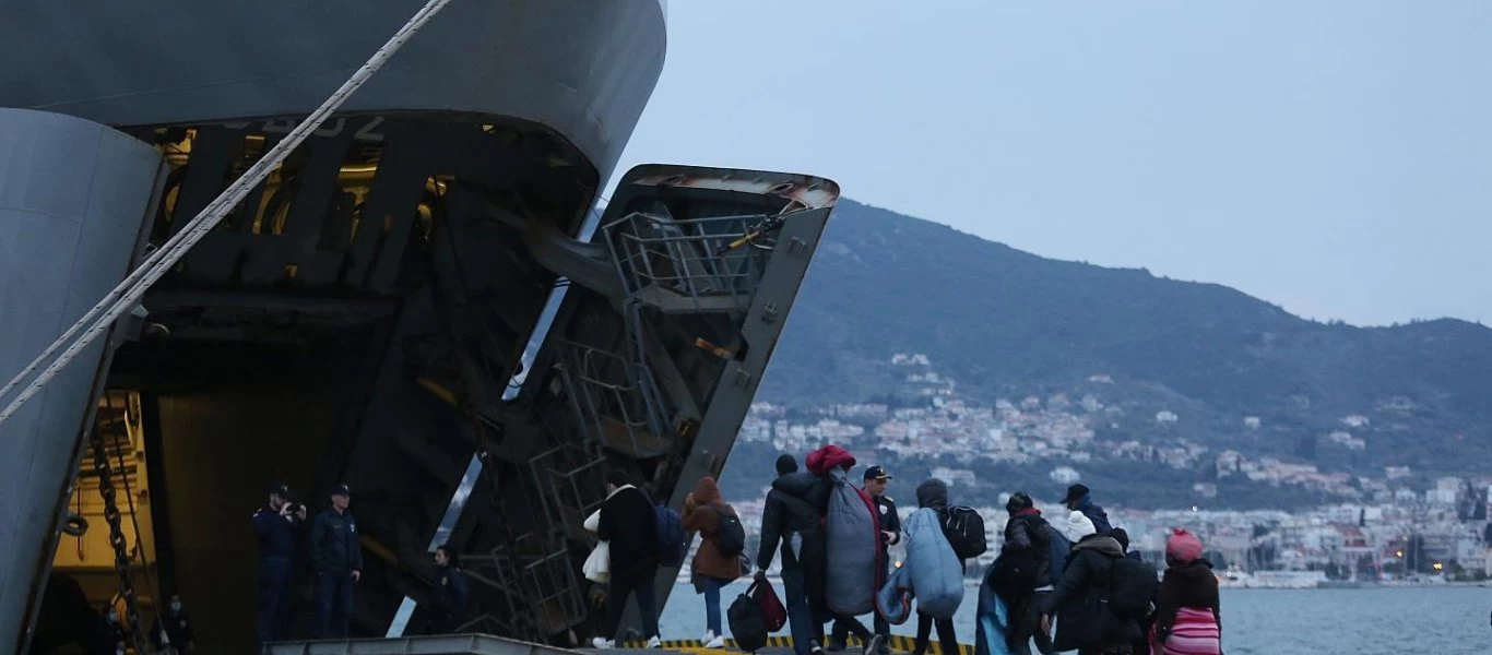Ξεκίνησαν οι μεταφορές των παράνομων μεταναστών στην ενδοχώρα - Αναχώρησε με 450 αλλοδαπούς το «Ρόδος»